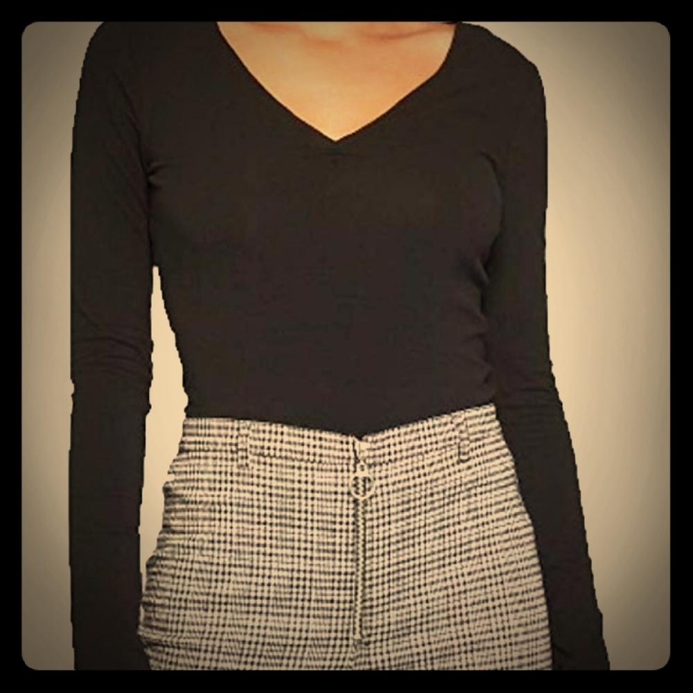 Women's Long Sleeve V-Neckline T-Shirt - Black